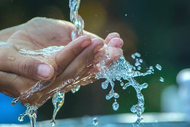 hands-water